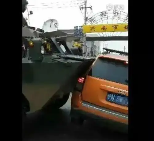 女子驾车撞上步战车
