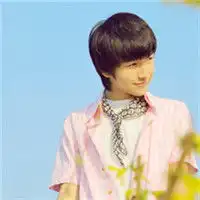 手拿鲜花唯美男生头像微信头像图片大全
