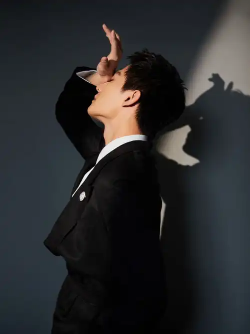 杨洋星光大赏造型公开复古西服尽显率性轩昂气度
