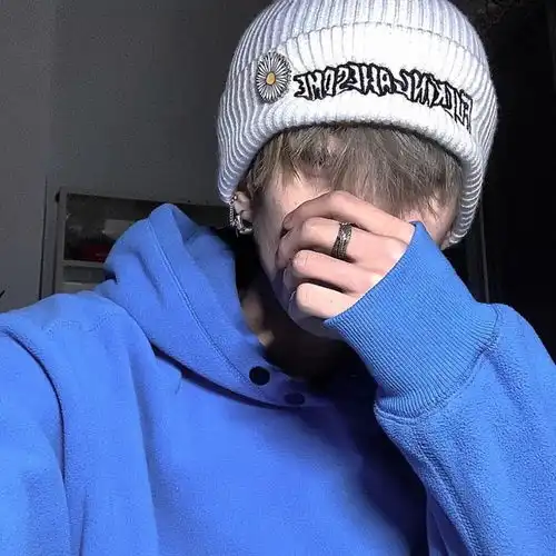ins酷丧风男生头像

