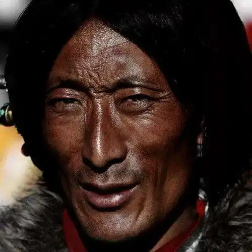 你所不知道的藏族戴黑红头绳的藏族男子
