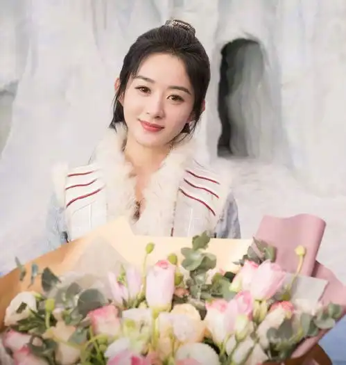 有翡杀青现场照曝光王一博手捧鲜花笑容满面
