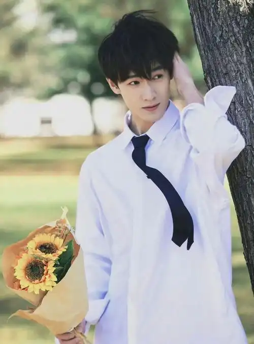 男生白衬衫这么穿,轻松把大部分路人比下去
