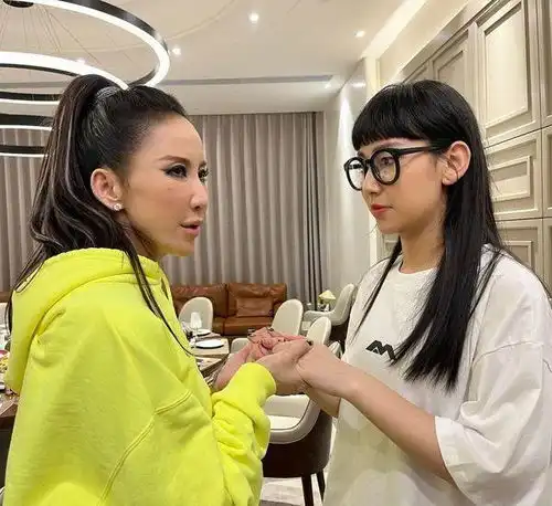 李玟逝世一周年甄妮晒最后合照炎明熹哽咽悼念,粉丝致祭遭驱赶
