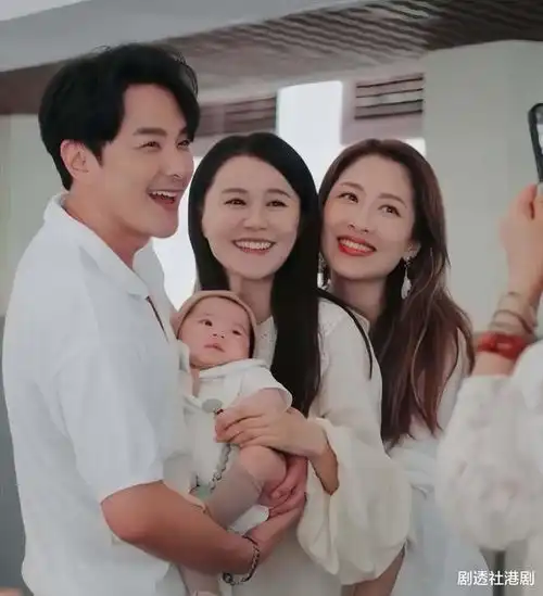 tvb夫妻档儿子正面照曝光,眼睛大像洋娃娃,一家三口都是高颜值
