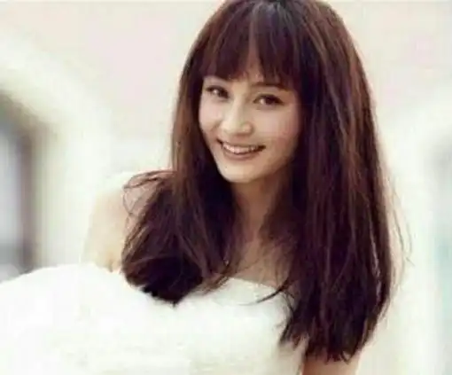 男友求婚姚笛36岁生日手捧玫瑰花,幸福流淌在脸上
