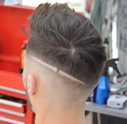 超火的油头男短发
