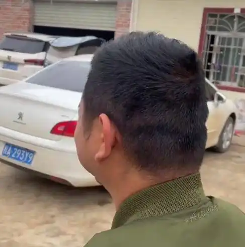 广西双胞胎兄弟买没买房差距太明显,一个两鬓斑白一个头发乌黑
