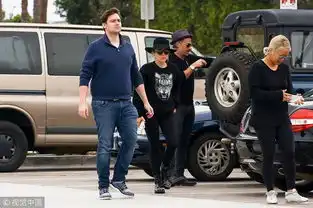组图ladygaga与男友外出喝咖啡豹头卫衣简约霸气
