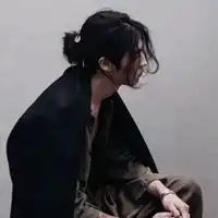 男生头像全身站着的有魅力侧脸时尚
