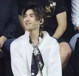 同是28岁,当肖战与杨洋撞衫后,谁能更胜一筹一目了然
