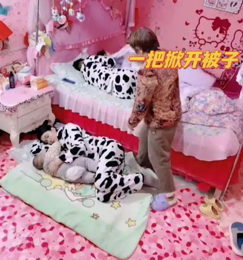 夫妻吵架,妻子抱着孩子睡地上,婆婆推门而入,一脚踹出灵魂