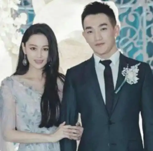 张馨予与老公罕合体秀恩爱,素颜状态引争议,网友不愧是军嫂
