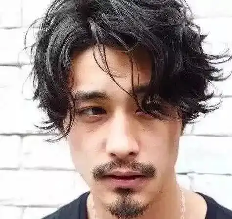 男生头发长得快剪发太费钱,不用经常剪的发型有哪些

