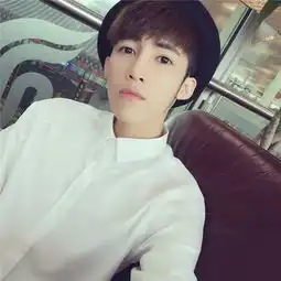 自信阳光的大男孩图片
