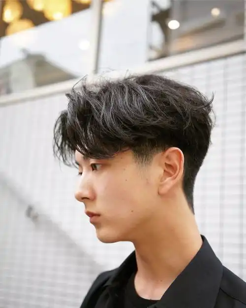 男生烫发发型
