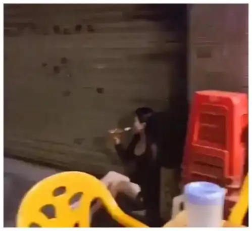 广东女子深夜独自在街头角落喝闷酒想念前男友,网友不值得同情
