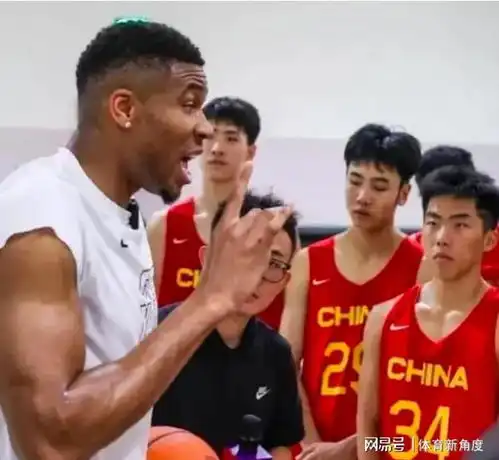 中国男篮为何落后,字母哥指导国青一幕火了,一针见血指出根源
