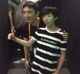 被王思聪害惨的少年,12岁退学当主播,熊猫倒闭后无法生存
