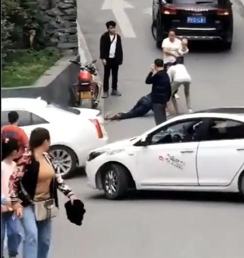 榕江县摩托车与小车相撞,一男子倒地不起
