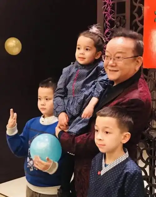 王刚58岁梅开三度,再娶小20岁网友,60岁喜当爹,外孙儿子同岁
