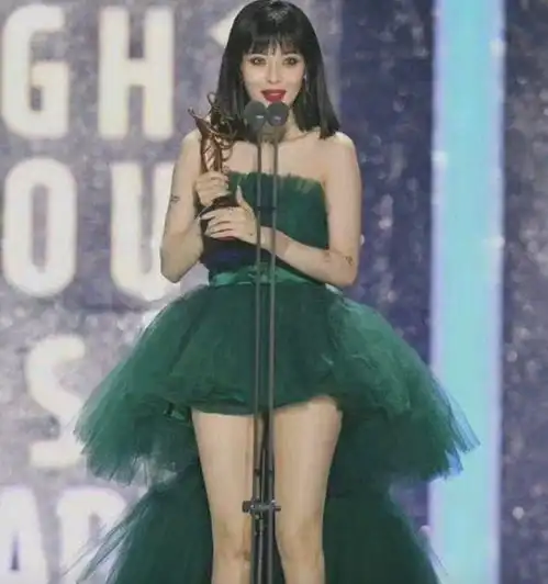 修成正果金泫雅男方求婚不用钻戒用首饰,前者回yes
