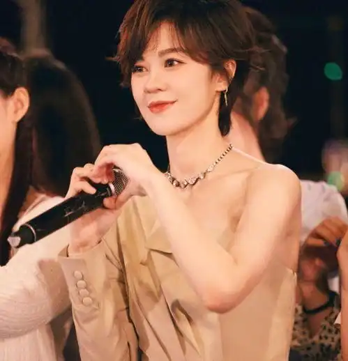 谁说短发造型的女人不美郁可唯穿卡其色连衣裙配短发,精致可人
