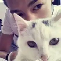 头像男抱猫委屈猫