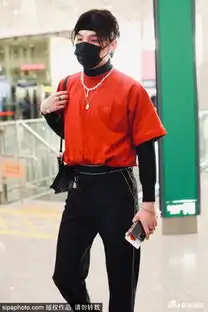 组图朱星杰红黑配现身机场黑色挎包配项链变潮流型男
