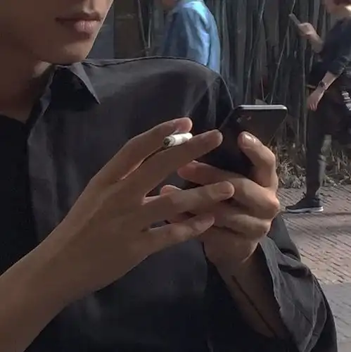 在情爱里,我们都曾经膨胀为神
