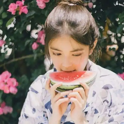 不同角度的闺蜜头像真人多于三张
