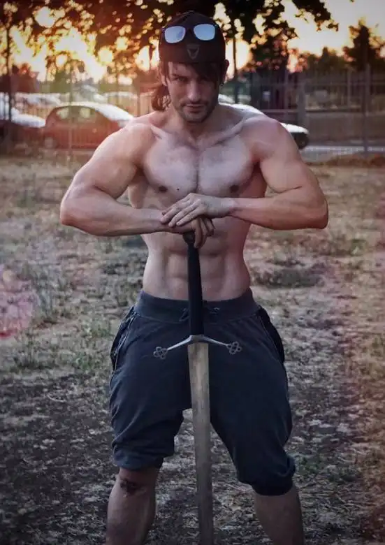 有身材有颜值有气质,这个意大利男人跑去cosplay,效果一下惊住了众网友...
