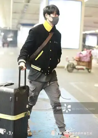 魏晨口罩遮面现身变长腿男神手插兜高冷帅气撩妹力max
