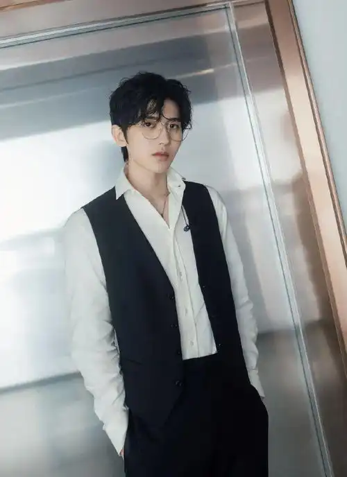 型男帅哥凹造型男星眼镜杀心动挑战
