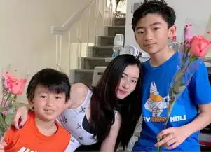 张柏芝情人节依在大儿子怀里,兄弟俩手拿玫瑰陪妈妈过节,超暖心