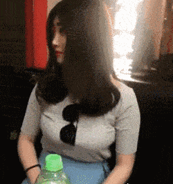 搞笑gif趣图小老妹不就是赢了一个球么,至于这么嚣张么
