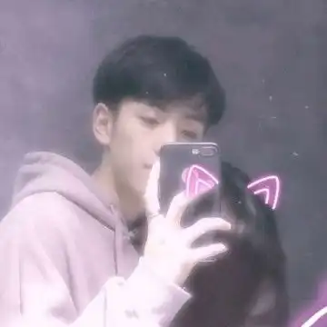 幸福拿手机一对情头头像