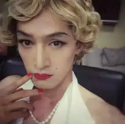 男星扮女装,王俊凯成美少女,郭德纲辣眼睛,没想到最惊艳的是这个光头男
