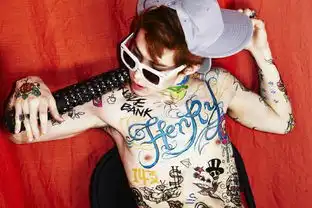 是个韩国男歌手,qq音乐里的他的照片是戴个帽子上半身不穿上半身有很多纹身一样的东西,他是谁
