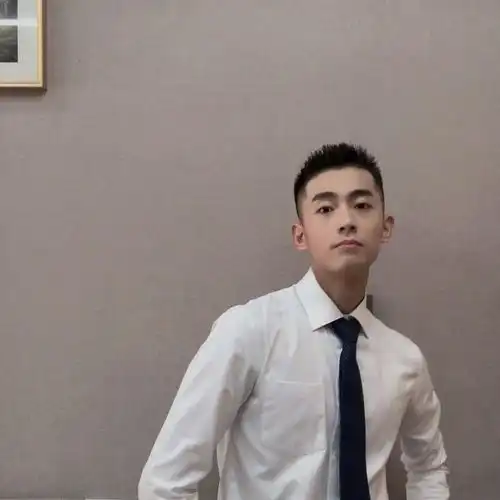 人人都有一件白衬衣,试问谁能抵抗这9位男生的诱惑
