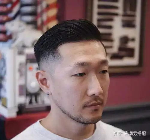男人怎样自己在家做发型
