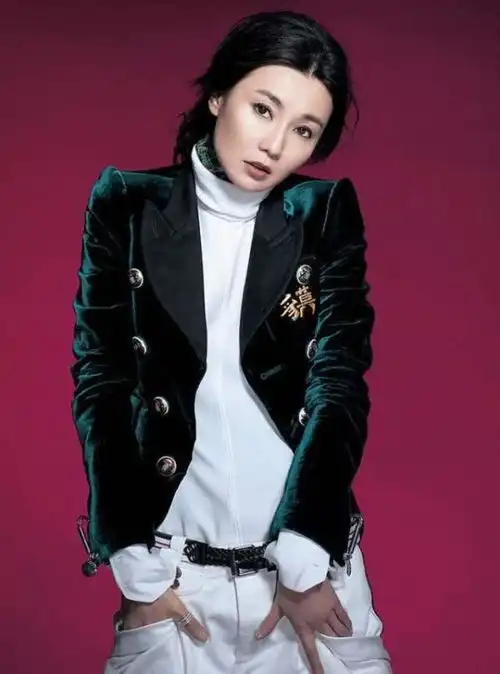 张曼玉浓妆艳抹的样子不太美,少了一点高级感,看着真接地气
