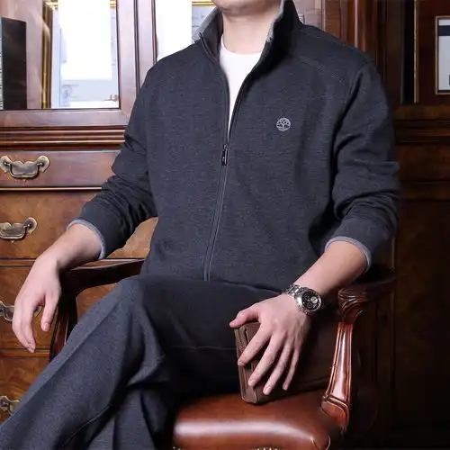 男人50岁穿衬衫就落伍了,看看这样的老干部装,至少年轻5岁
