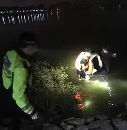 一男子深夜不慎落水,铁骑紧急援救
