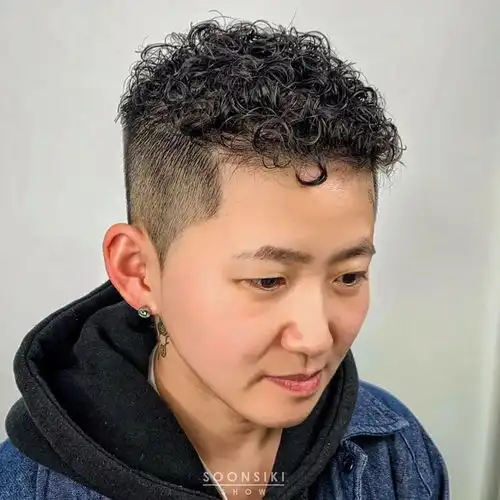 男生卷发
