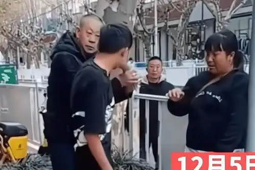 云南曲靖叛逆少年在街边打哭母亲,霸气大叔当场教育让少年认错
