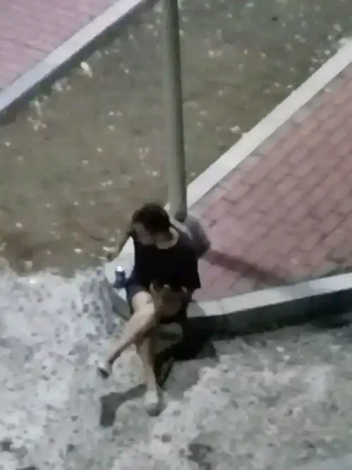 深圳一男子深夜在街头买醉,工厂倒闭投资失败,老婆也离婚而去

