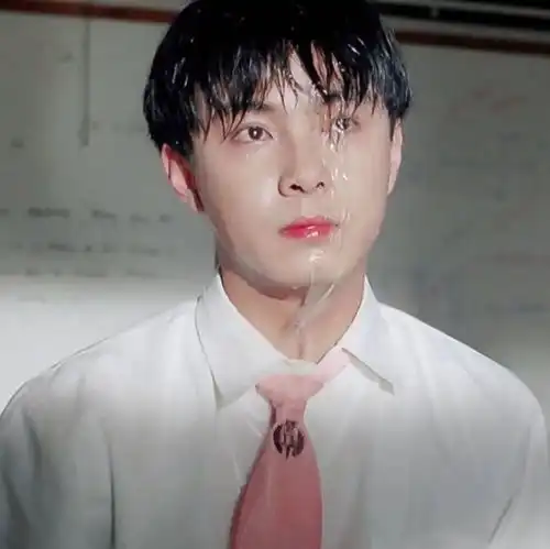 复古港风微信头像河流从不催促过河的人
