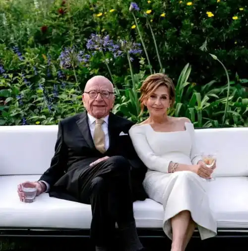 93岁默多克带妻子参加富豪聚会67岁阔太风采依旧,邓文迪也来了
