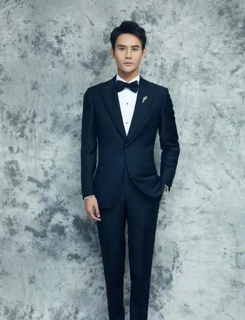 奔四的男人该怎么穿以王凯为例,穿得时髦有范,中年男人学学
